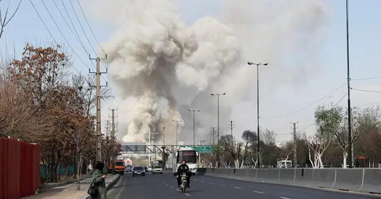 মার্কিন-ইসরায়েল ও ইরানের মধ্যে চলমান সংঘাতের মধ্যে তেহরানে বিস্ফোরণের পর ধোঁয়া উঠছে